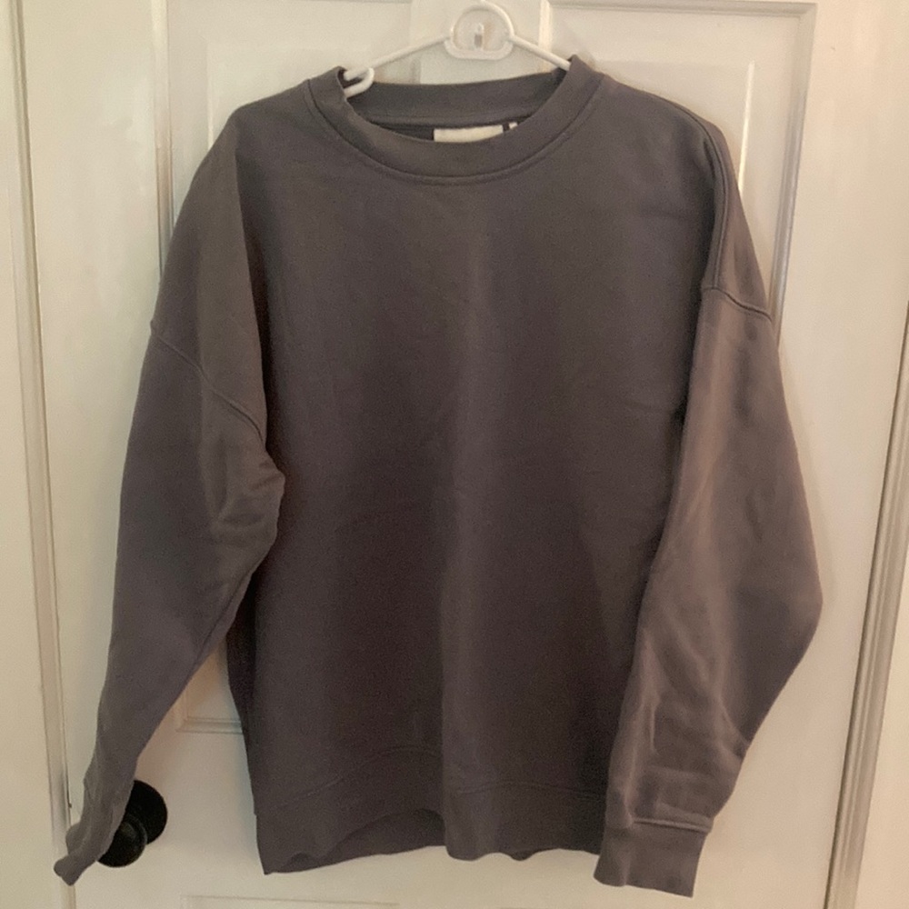 Men’s H&M sweatshirt.